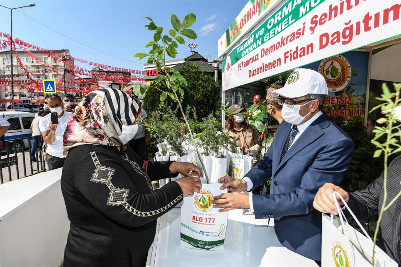 Vali Bilmez, 15 Temmuz anısına vatandaşlara fidan dağıttı
